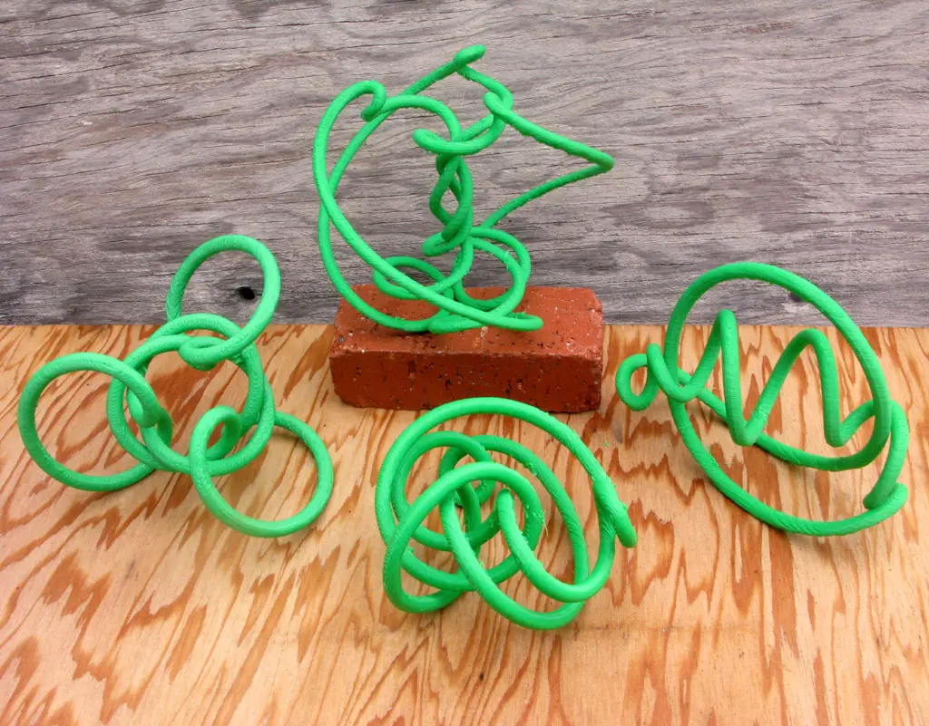 Closed Recursive Curves