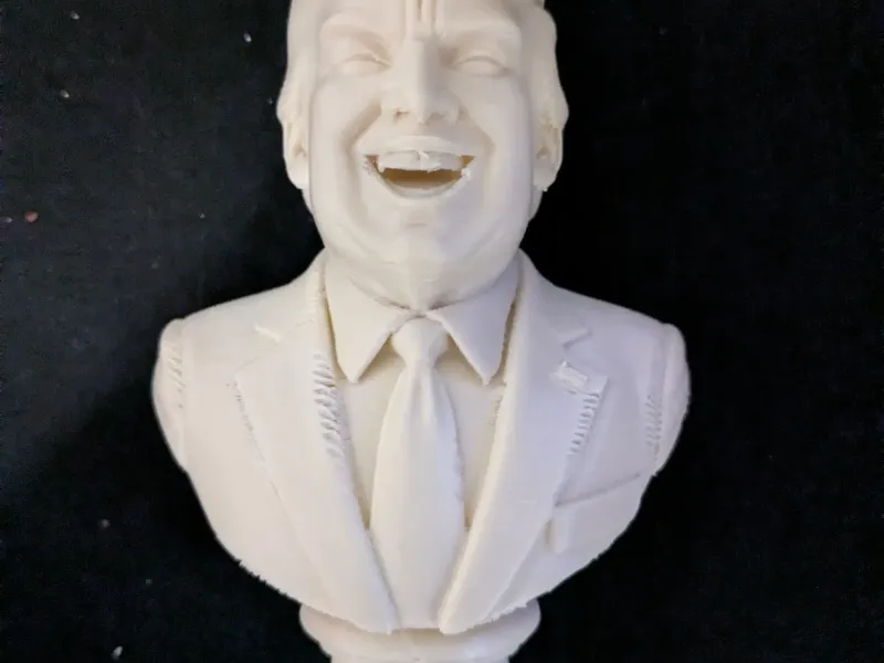 Busto de Trump riendo