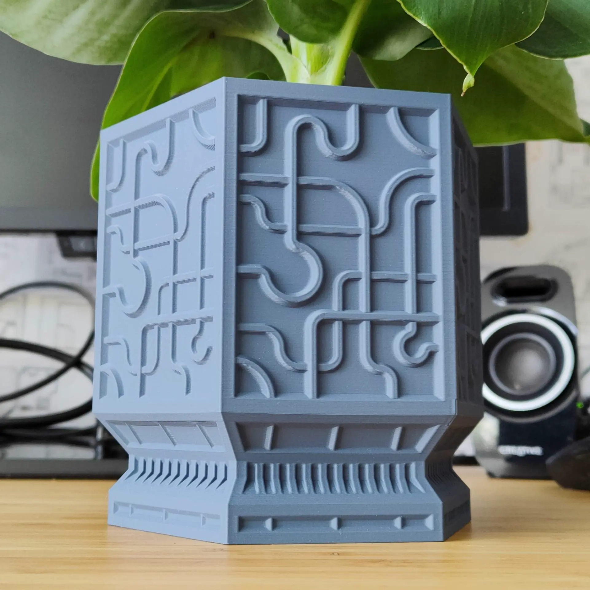 Alien Queen - Pot and Planter for your Plants - Vase mode