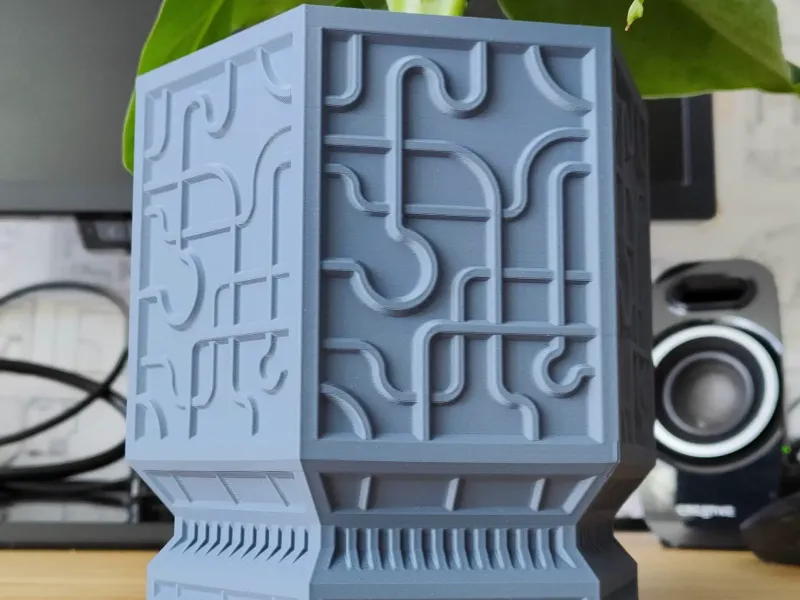 Alien Queen - Pot and Planter for your Plants - Vase mode