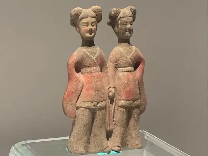 Estatueta de Cerâmica Pintada de Mulheres de Mãos Dadas da Dinastia Wei do Norte
