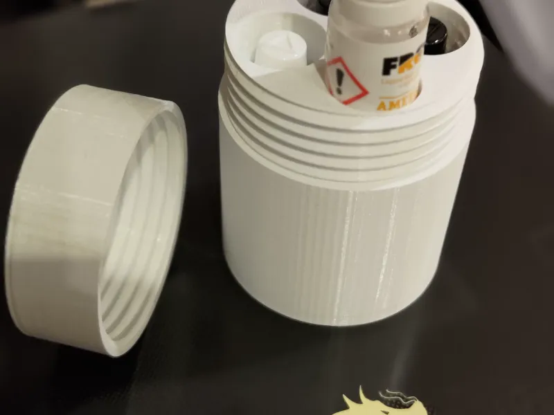 Pojemnik na liquidy