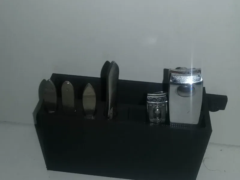 porte-ciseaux, coupe-ongles et pince à épiler