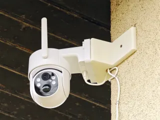 Camera (Tuya) mount to the corner-edge of the wall