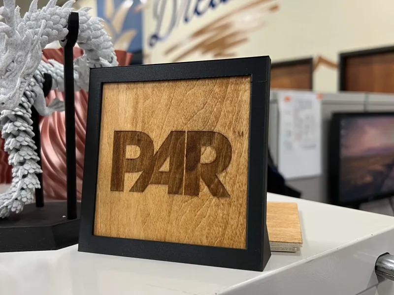 Support pour carrés de balsa 4" x 4" pour l'affichage de gravures au laser