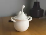 Magic cauldron figurine-1