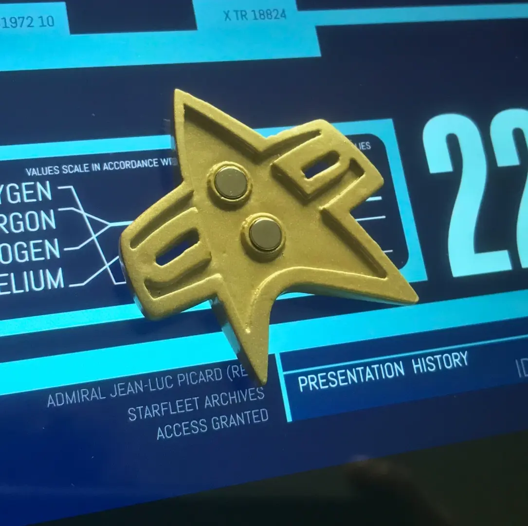 Star trek Picard  Flashback Combadge