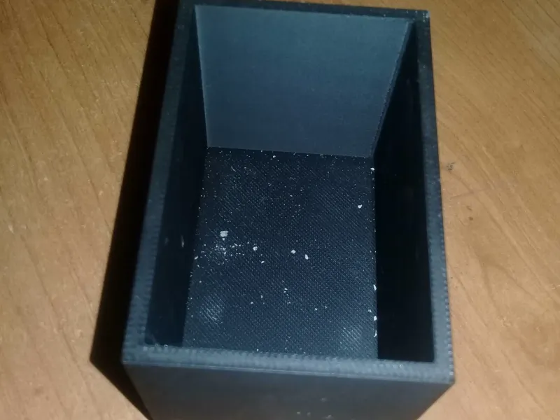 piccola scatola semplice per conservare liquidi e colle