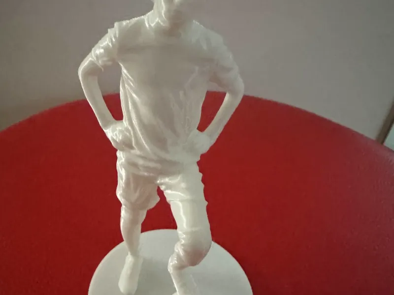 Statuette de Maradona avec ballon