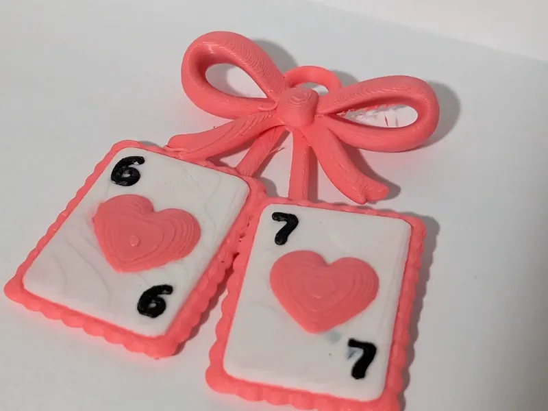 Chaveiro de cartas de baralho 6 e 7 com laço