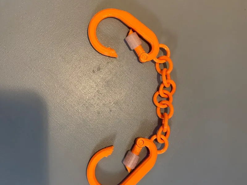 Carabiner mit Kette auch für Fantasien der Erwachsenen