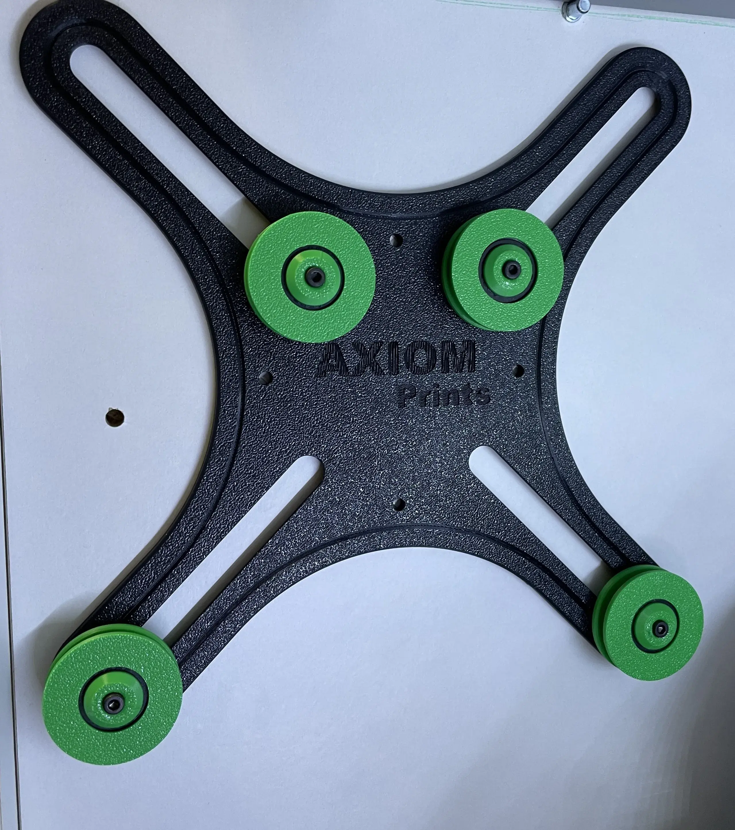 Wall-mounted filament holder (XOLDER)