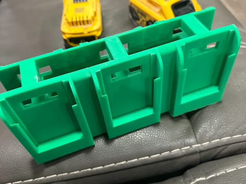 portabatterie compatibile con le batterie Dewalt.