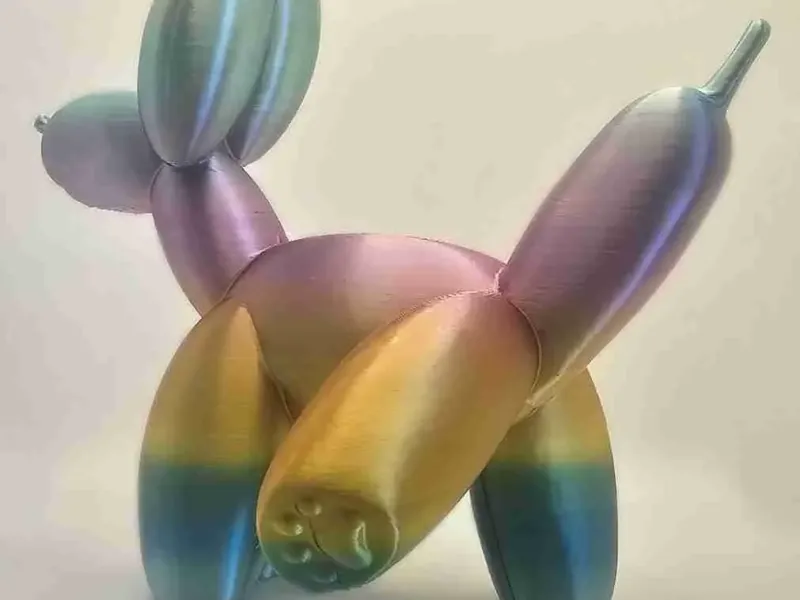 プレッツェル・プリンツによるオシッコする風船犬の彫像アート