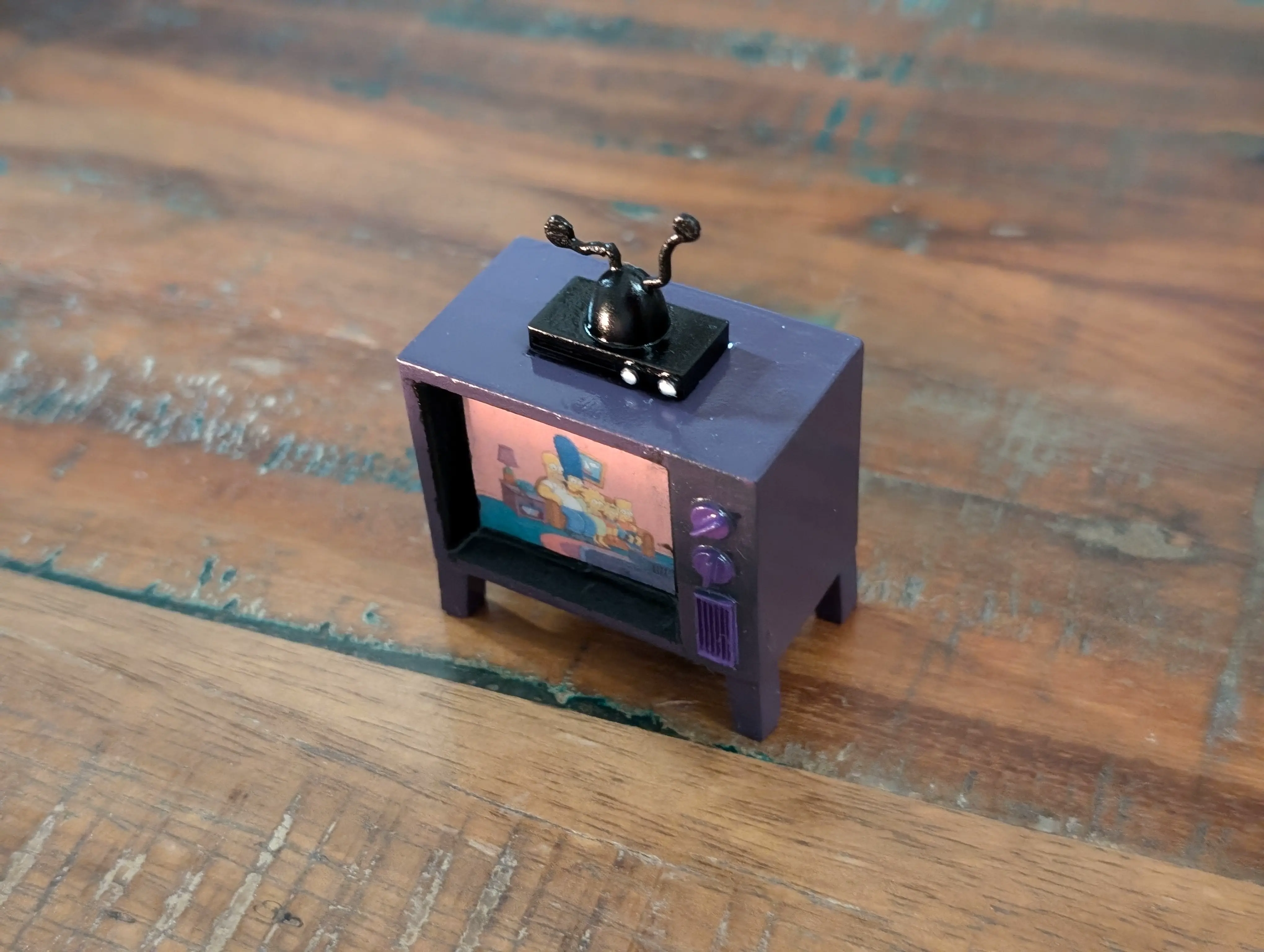 Simpsons TV (la antena es desmontable)