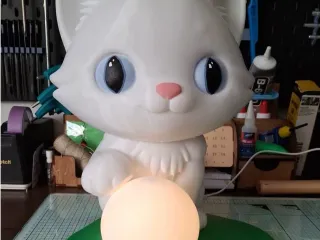 Poeslamp met led bollamp / Cat lamp with LED globe light