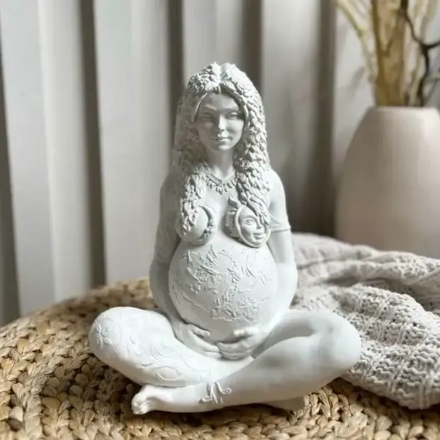 Escultura da Mãe Terra (Gaia) Grávida: O Mundo no Útero
