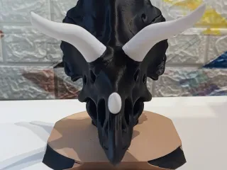 Jurassic Beats: Detailed Triceratops Skull Headset Holder