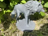 Wolf auf einem kreisrunden Sockel-1