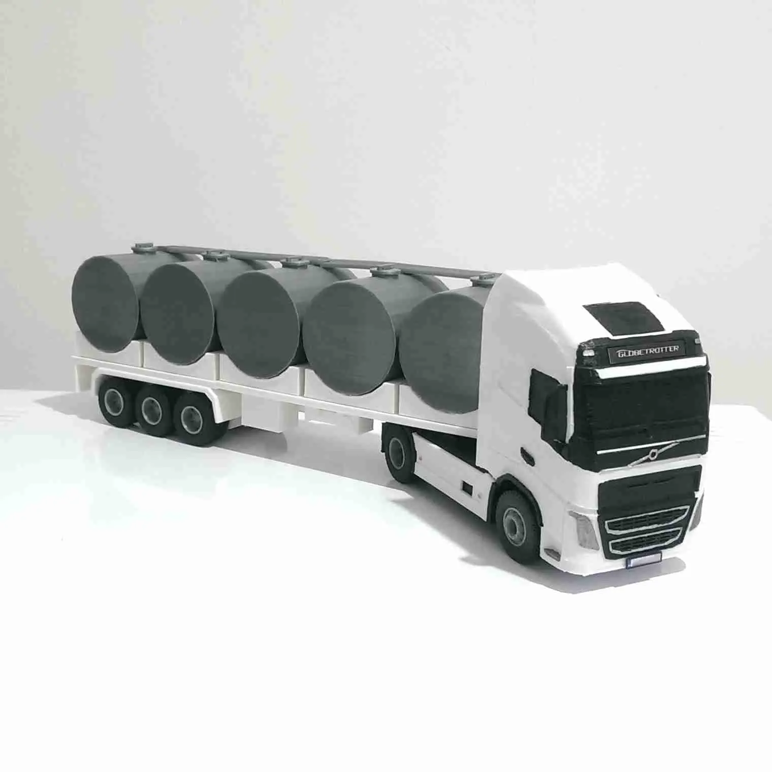 VOLVO-LKW UND MILCHANHÄNGER