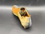 Chuteira de futebol - modelo sólido-1