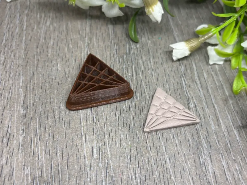 TRIANGLE WITH LINES CLAY CUTTER