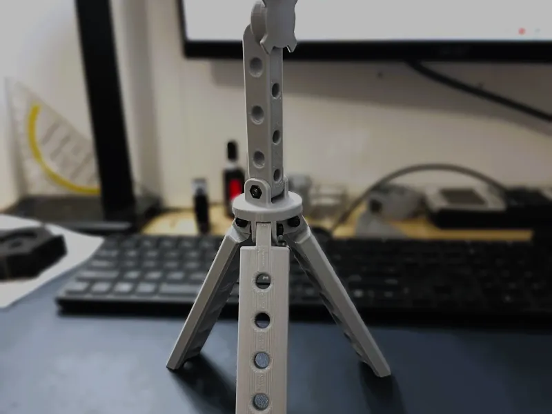 Phone tripod with lock mechanism