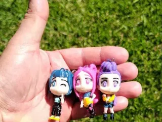 K-POP KEYCHAINS
