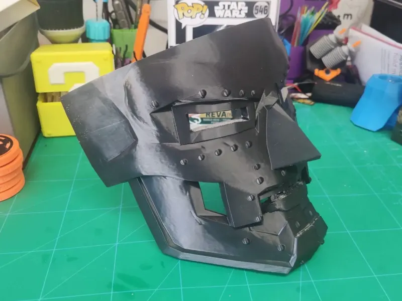 Máscara del Doctor Doom con remaches