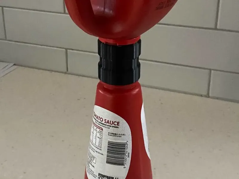 Sauce bottle join and drain