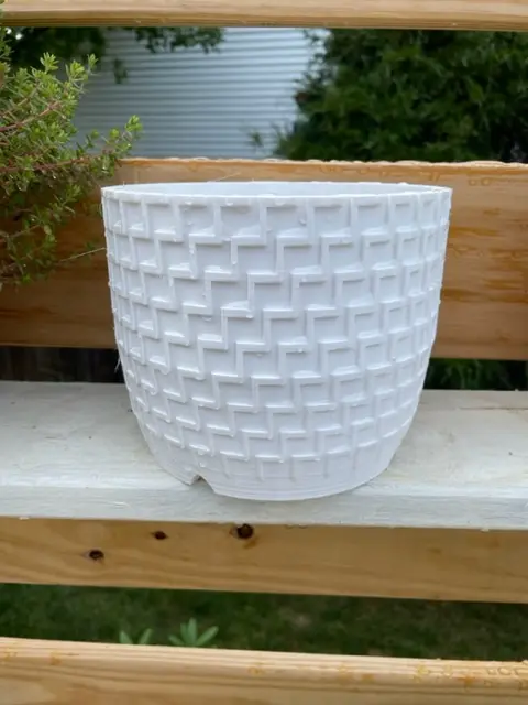 Planter with zigzag pattern