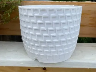 Planter with zigzag pattern