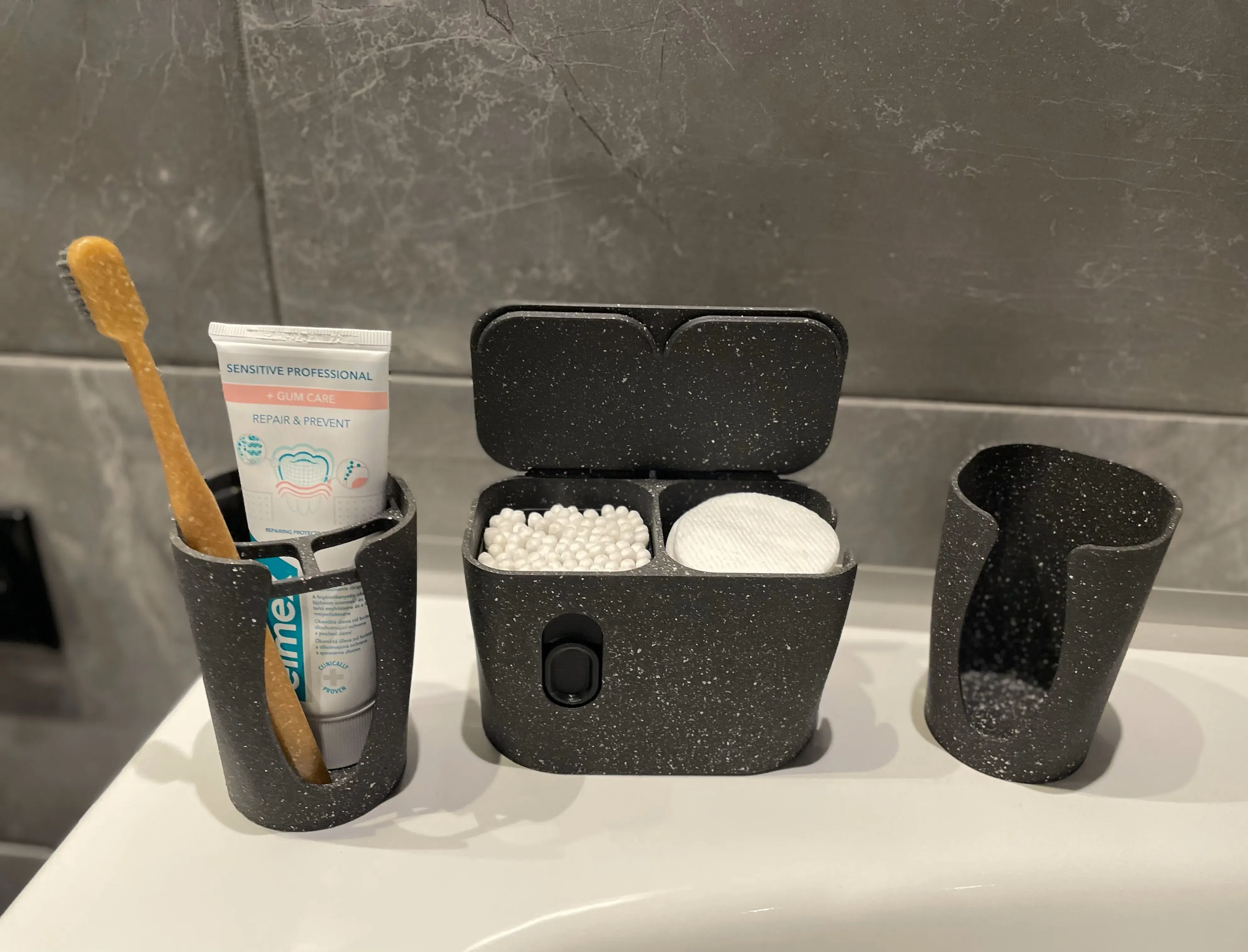 Set of accessories for the bathroom
