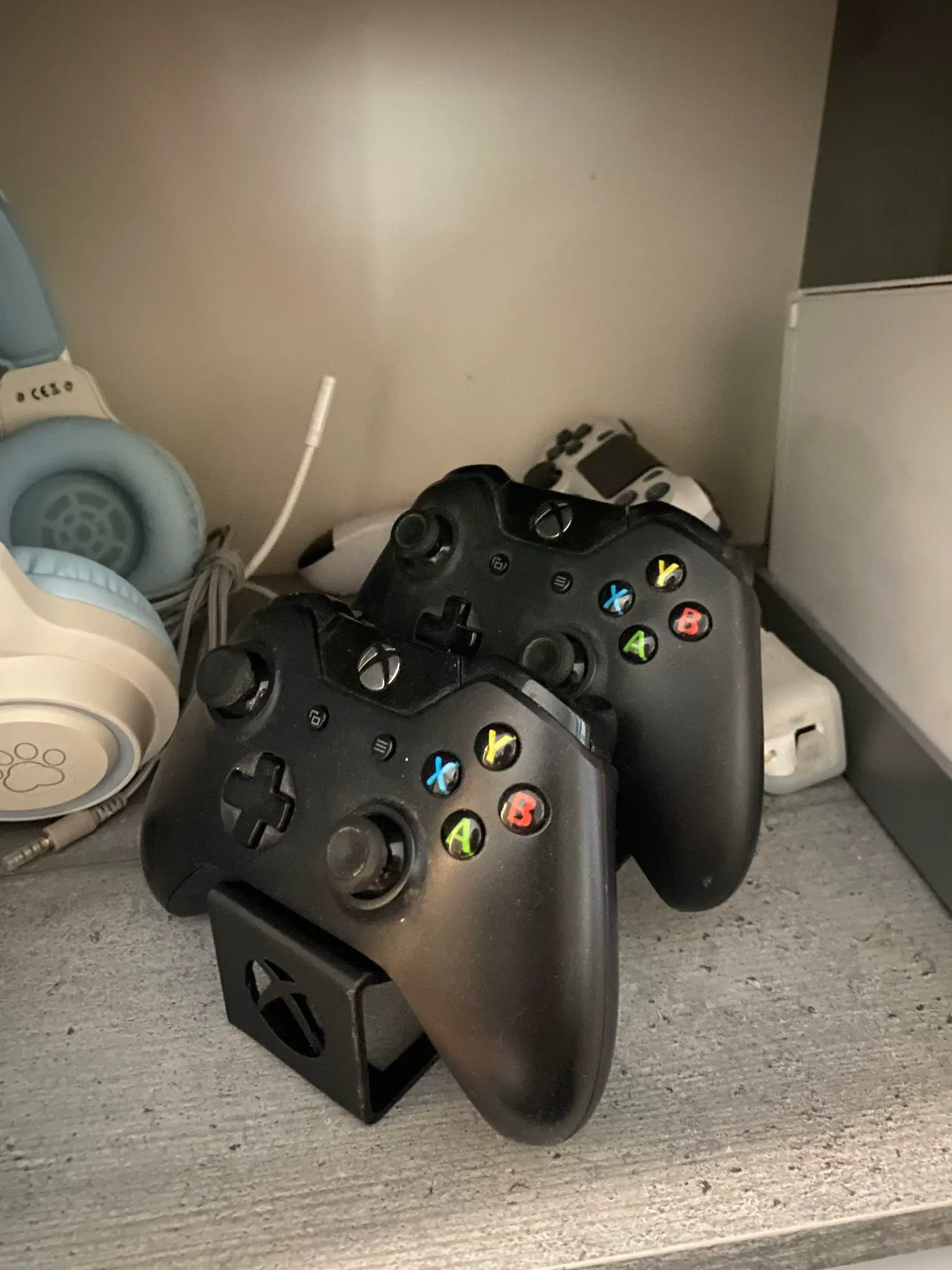 Holder for 2x xbox contollers