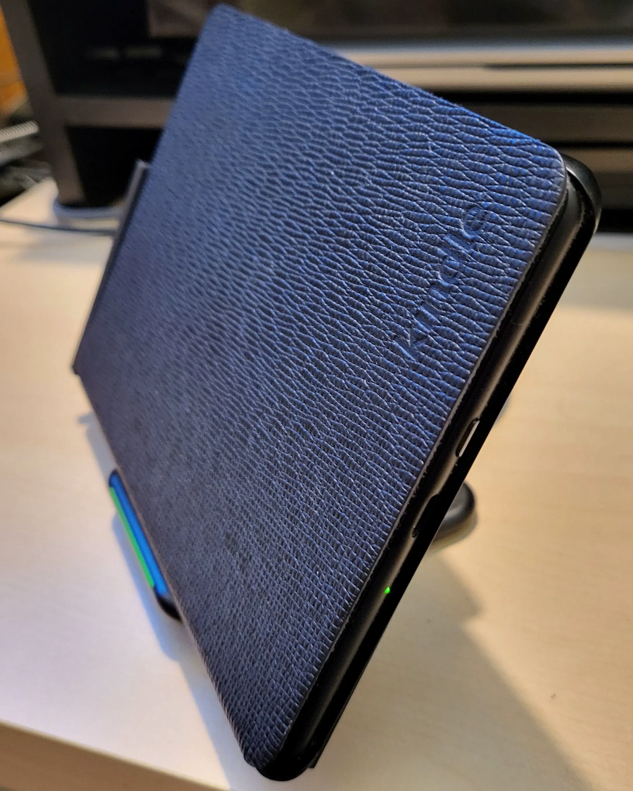 Kindle Signature Edition wireless phone charger adapter