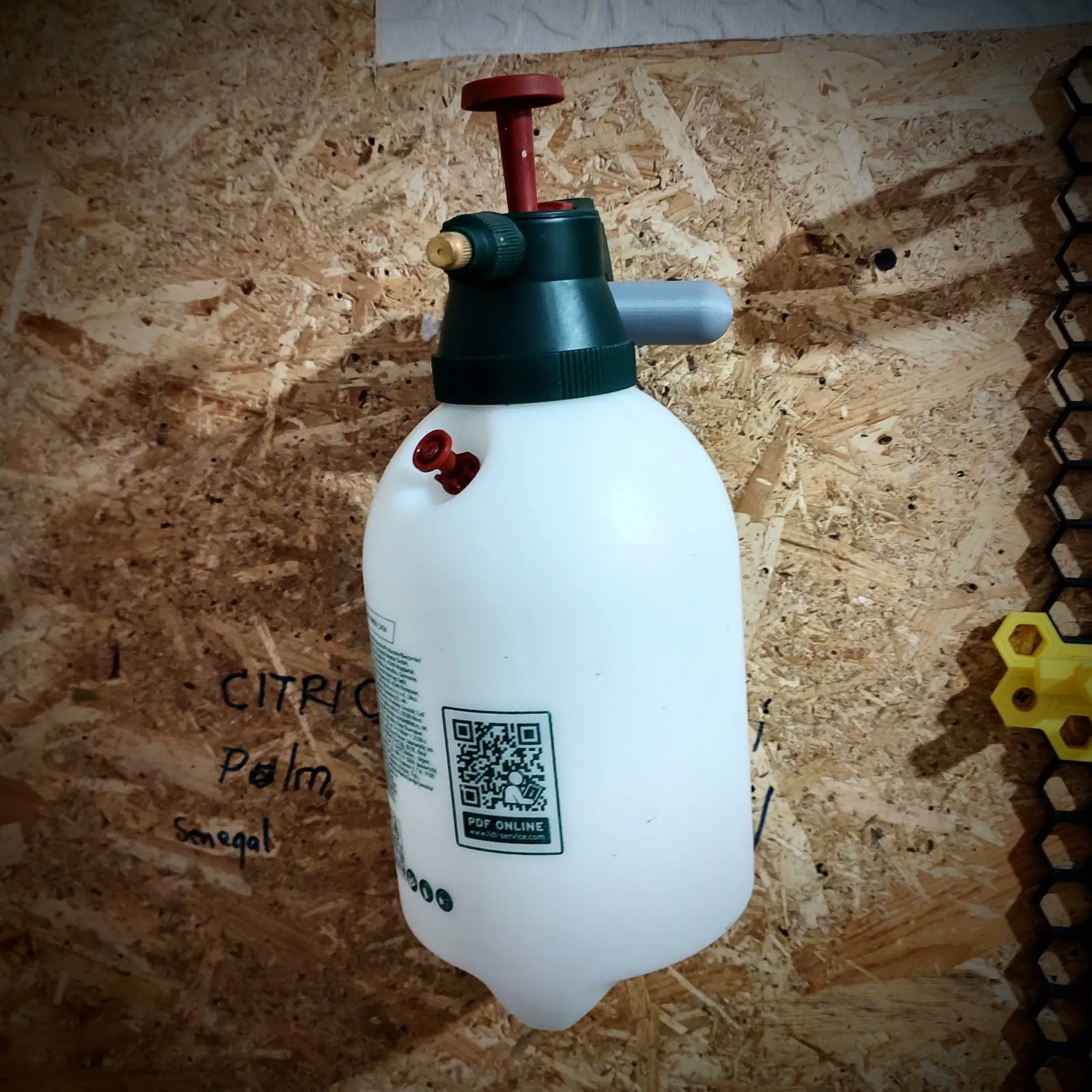 Garden Pressure Sprayer Wall-Mounted Holder