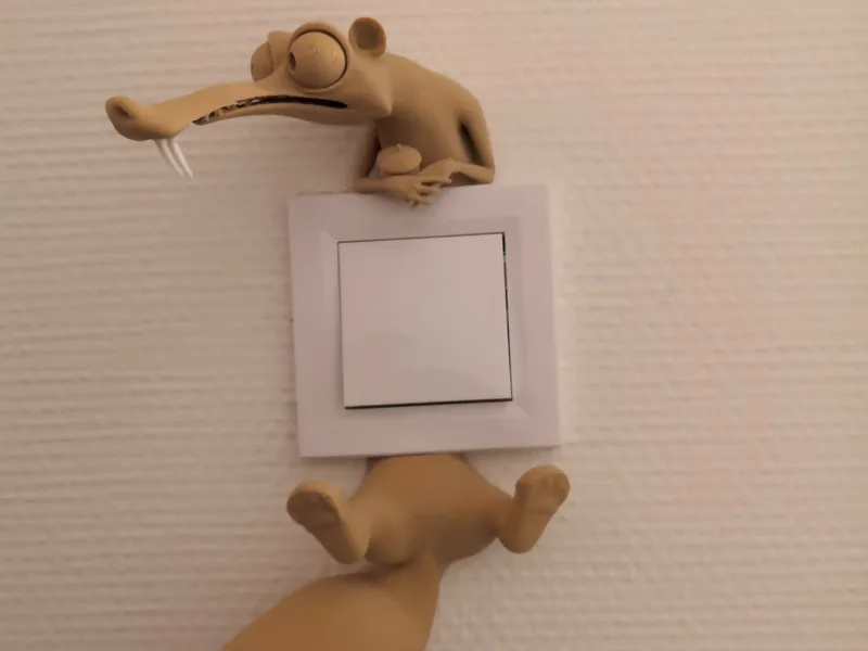 ZGÂRIE LUMINA COMUTATOR PIELE
