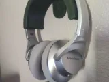 Simple wall mounted headphone stand-2