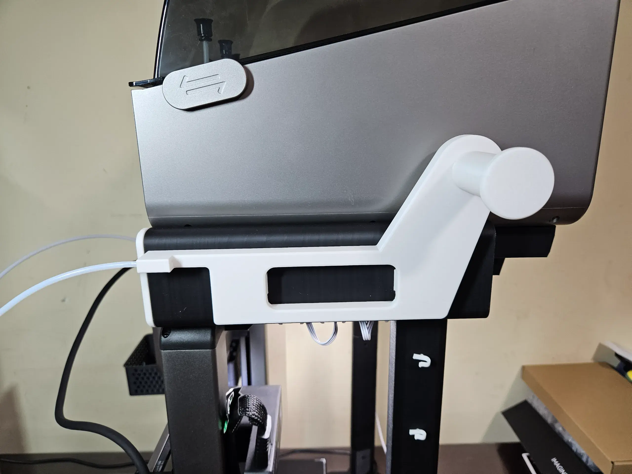 Interchangeable external spool holder