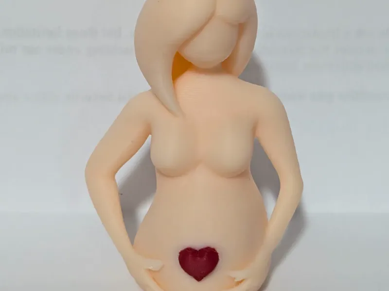 Werdende Mutter mit einem Herz auf ihrem Babybauch
