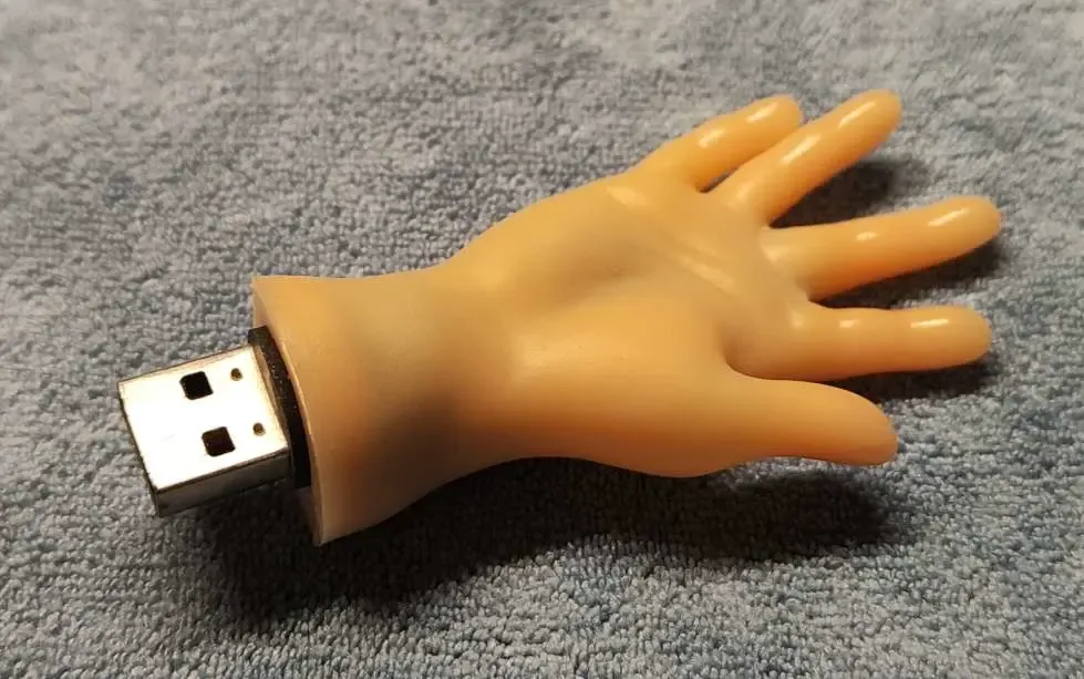 Pendrive pcb adapter for the hand of the doll