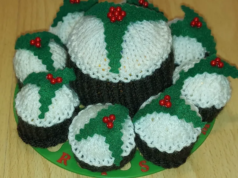 Knitted Christmas pud base for choc orange+8 Ferro Rochers