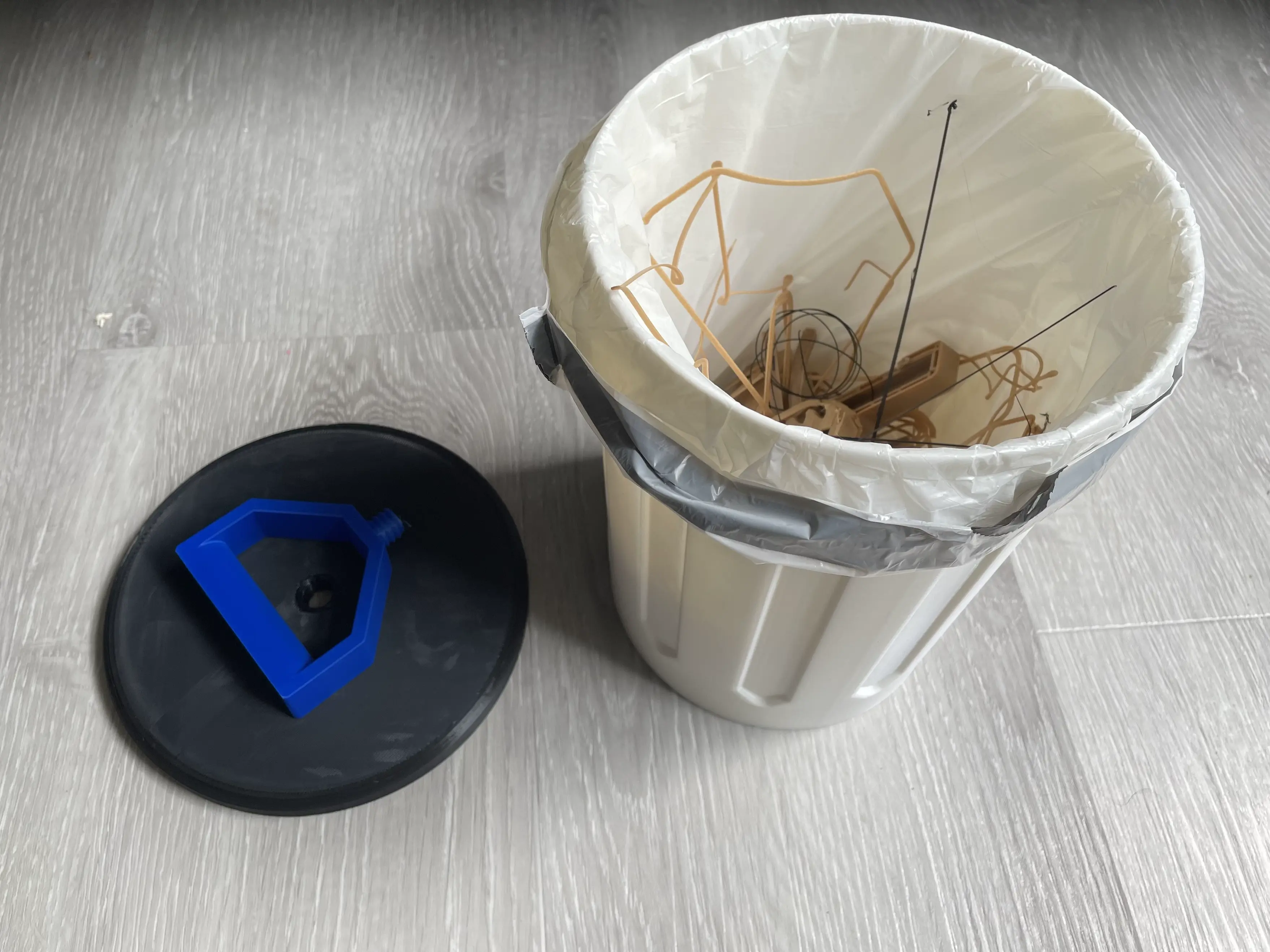 Trash Can with Lid and Handle - Office, Bedroom, Workshop
