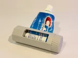 tooth paste squeezer -1