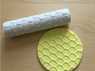 Honeycomb shape pattern roller