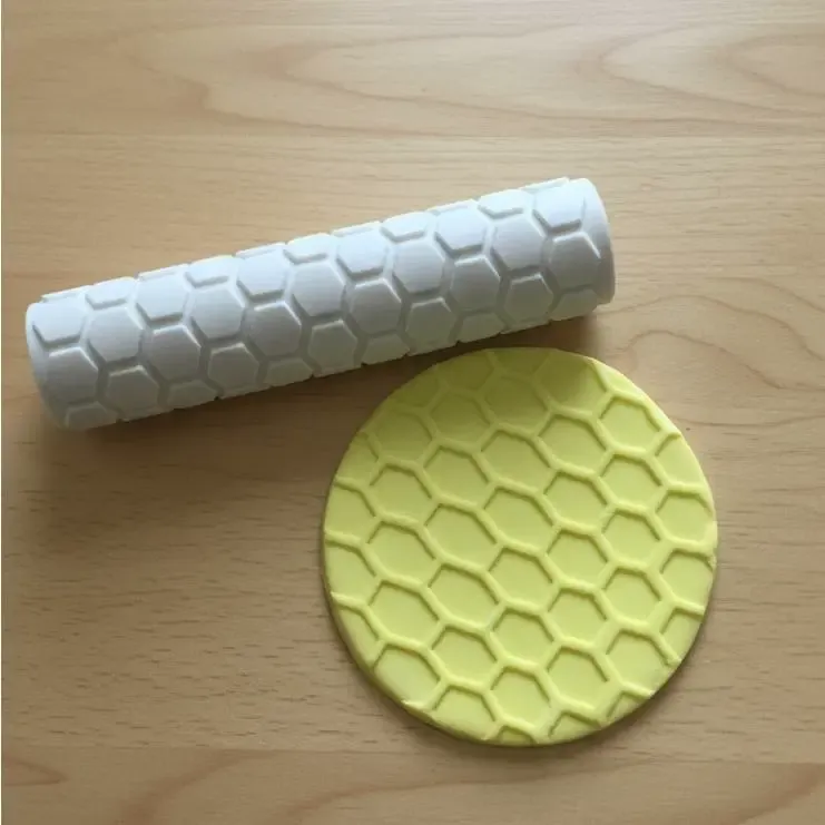 Honeycomb shape pattern roller