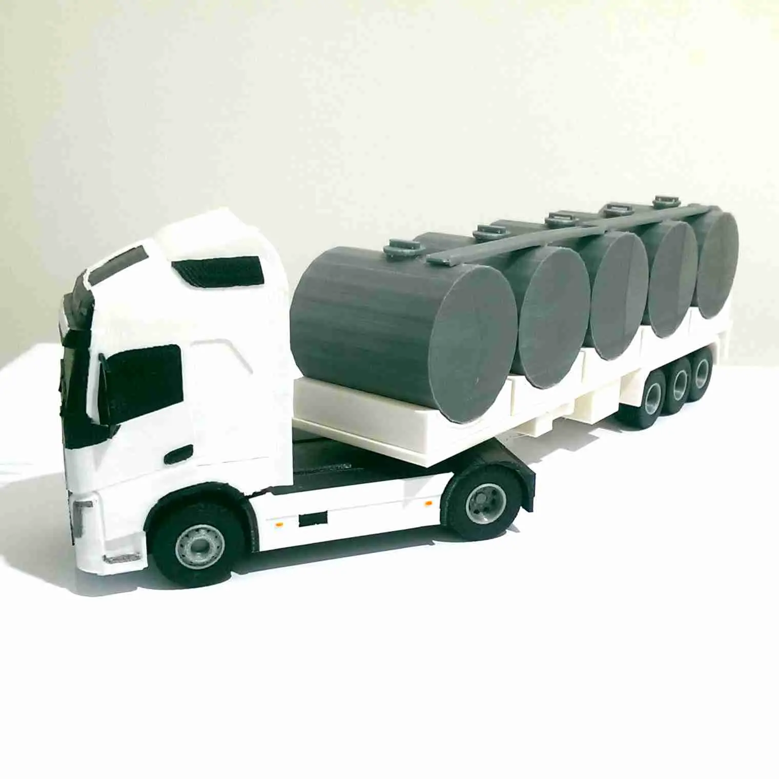 VOLVO-LKW UND MILCHANHÄNGER