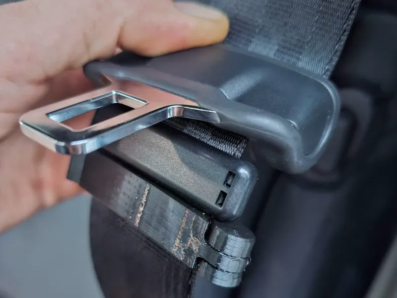 Seatbelt clip