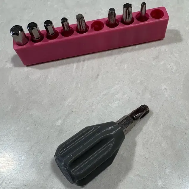 Mini screwdriver for hex bits