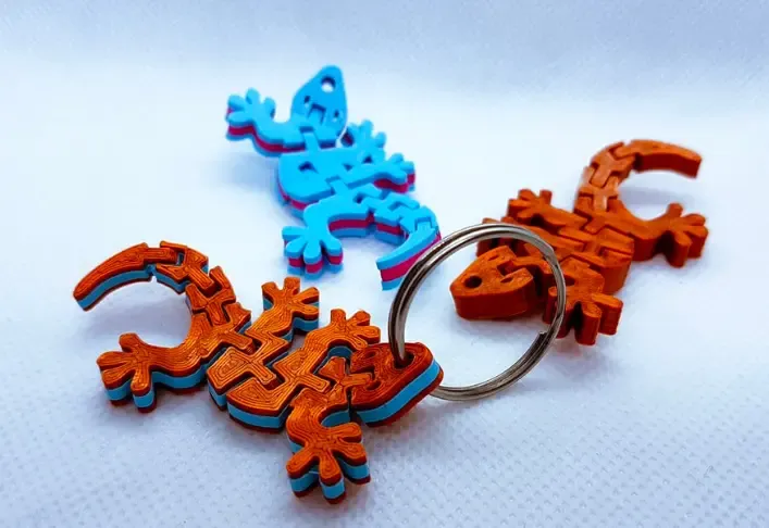 Articulated gecko keychain